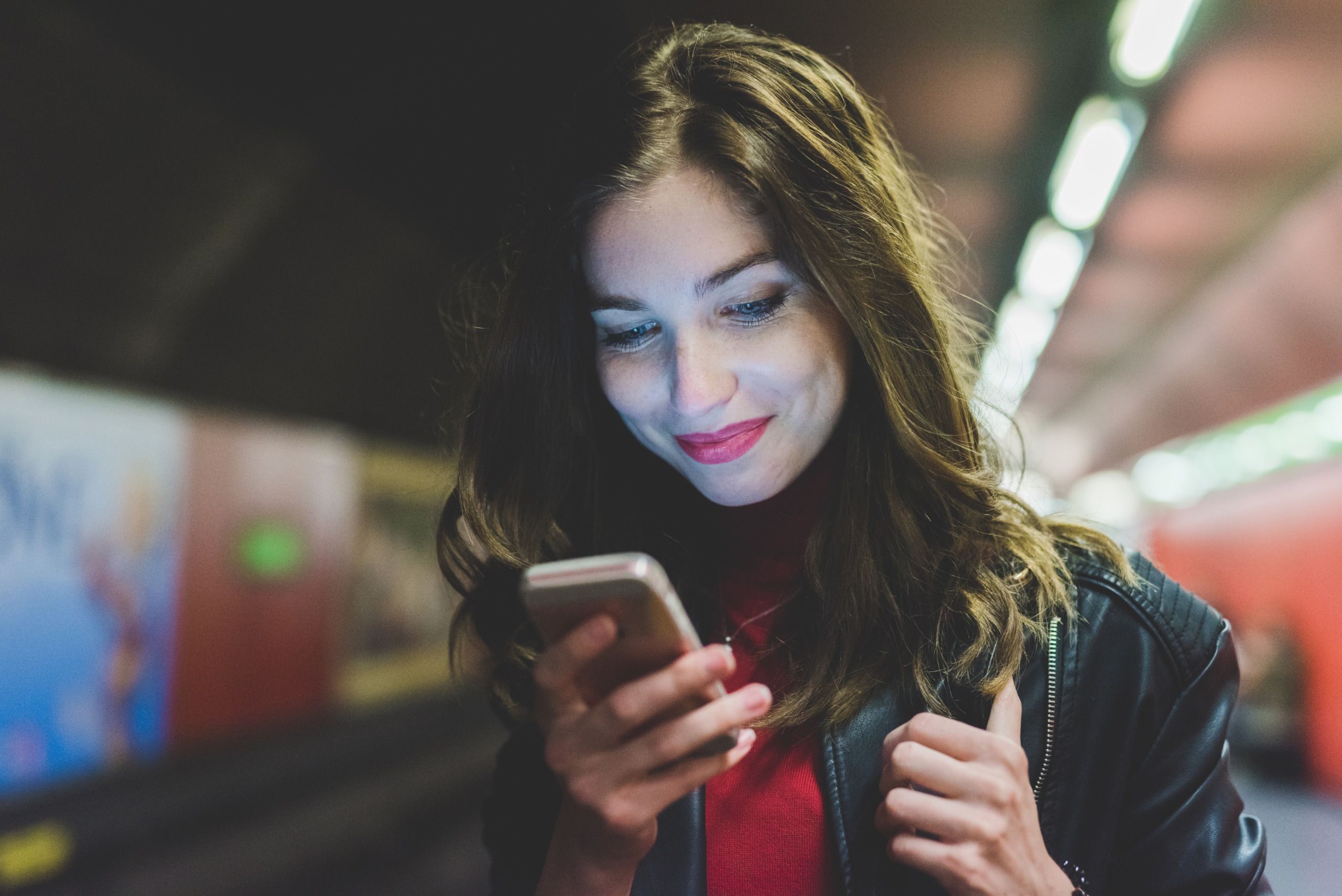 Femme utilisant son smartphone dans le metro