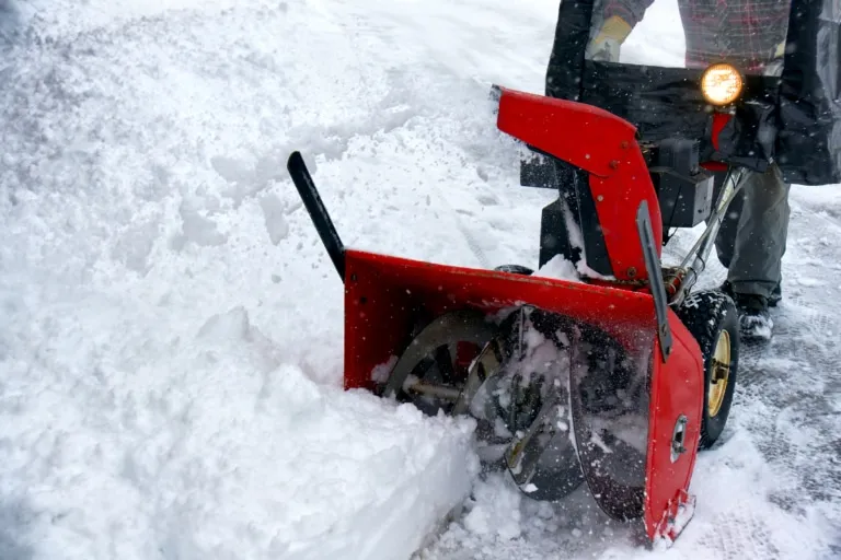 Cela permet de déblayer la neige jusqu’à 50% plus rapidement que les modèles à 2 phases. En effet, plus la coupe est large, plus une grande quantité de neige peut être déplacée en un seul passage : le travail peut être fait plus rapidement. Ces souffleuses à neige sont idéales pour déneiger les grandes surfaces, et effectuer des travaux plus gros et difficiles, de manière rapide et facile.