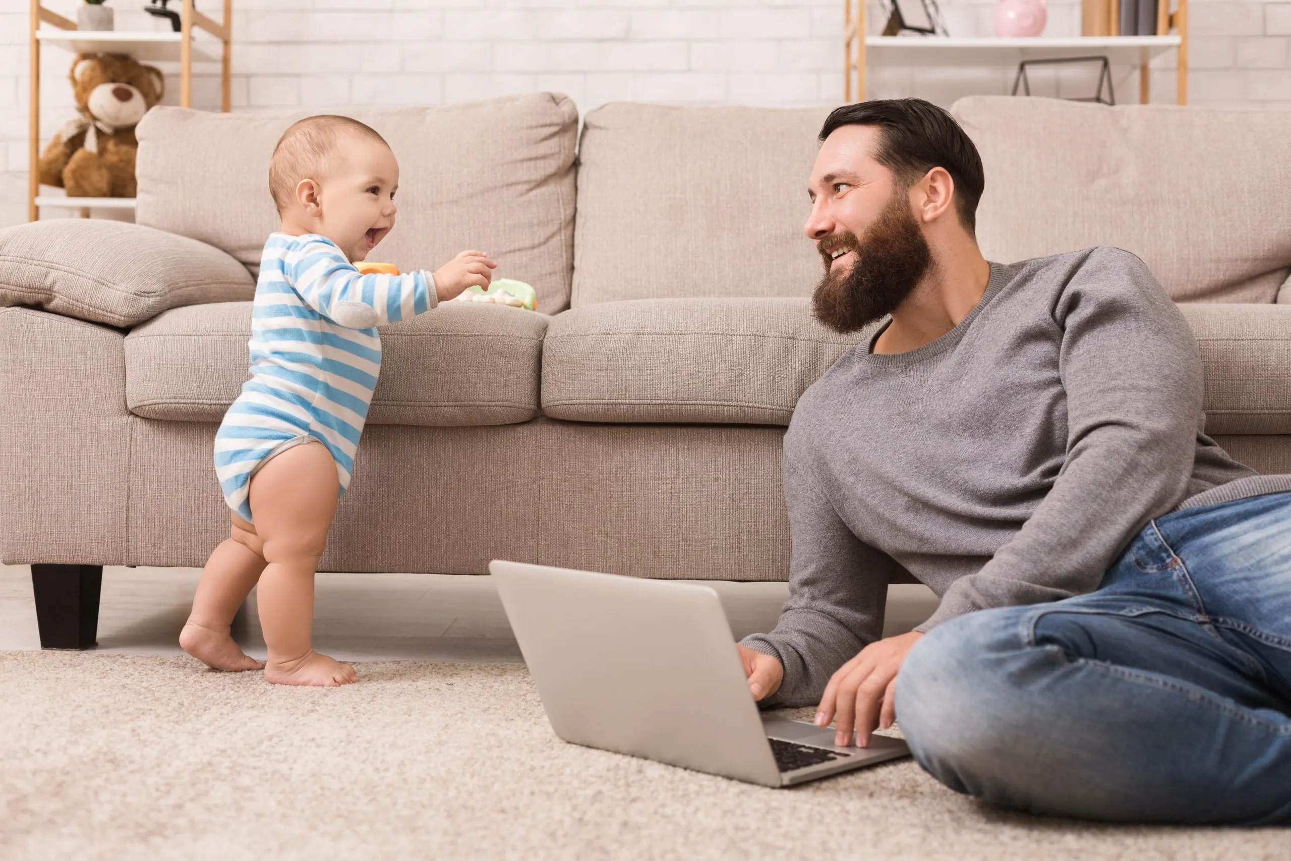 Jeune papa travaillant et prenant soin de son bébé